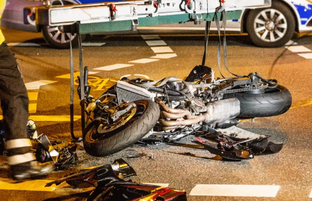 Accidente de moto: derechos del conductor y del acompañante